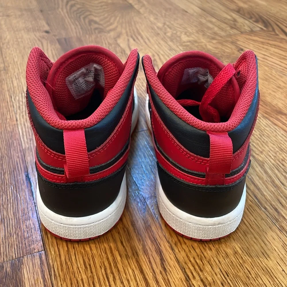 Jordan 1 Retro High Bred Sneakers/Shoes. Size 1Y. Like New Condition.